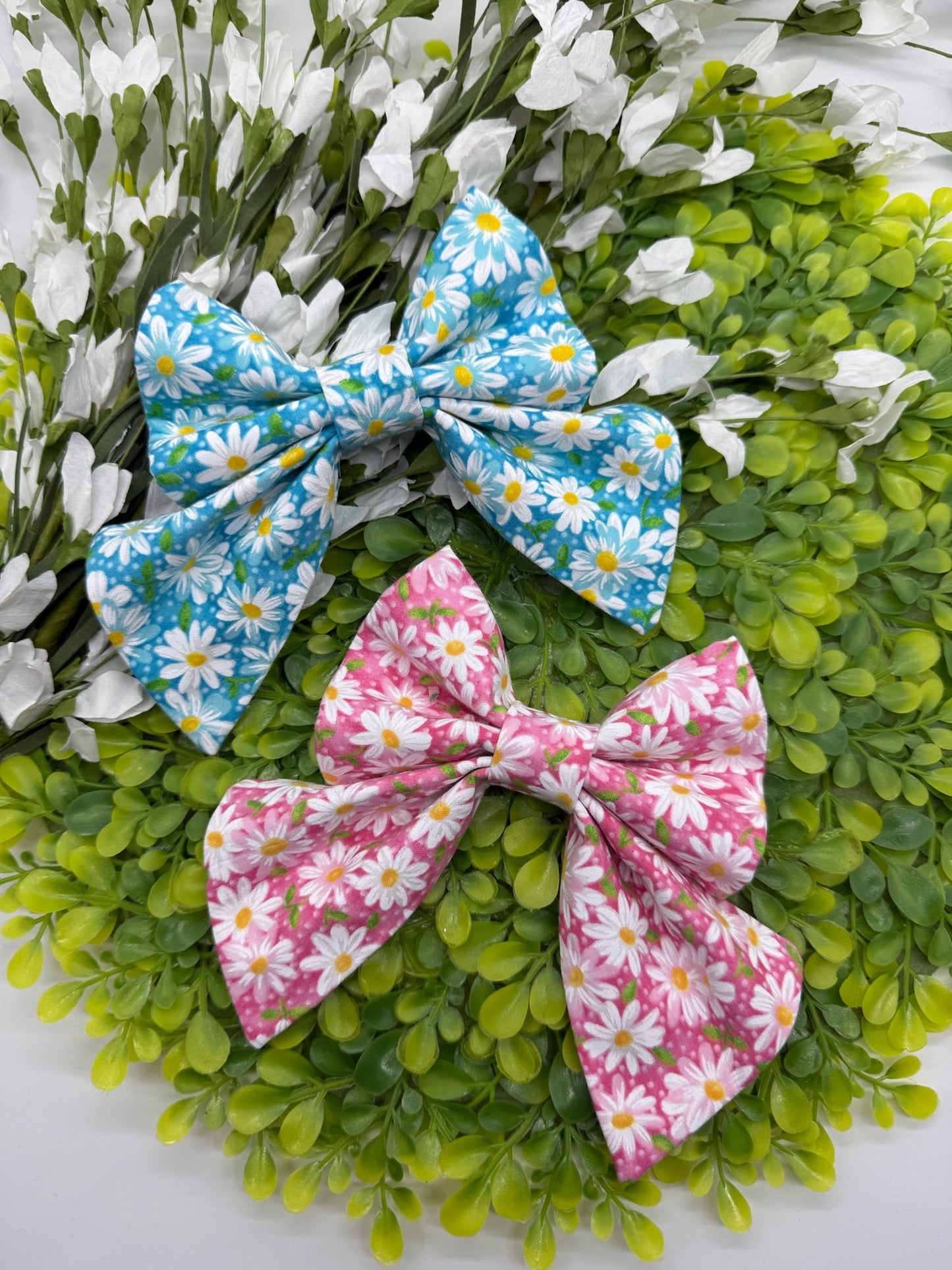 White Daisies Slide-on Bow